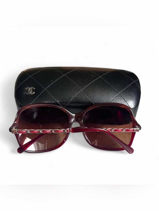 CHANEL • AUTHENTIC 5210-Q BURGUNDY OVERSIZED LEATHER CC CHAIN ARM SUNGLASSES main image 4